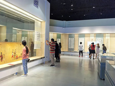 翰墨融情鑄同心——施增鴻彝漢雙文書法作品展在楚雄州博物館隆重開(kāi)展